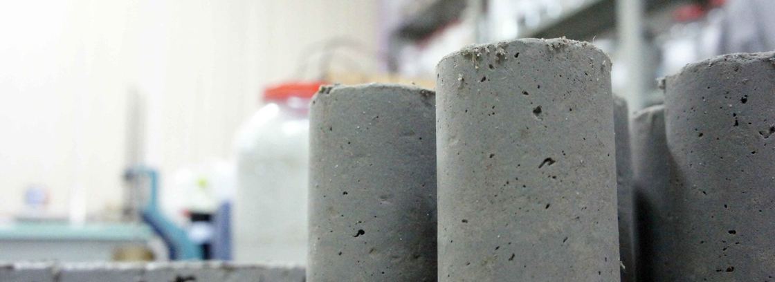 Corpos de prova de concreto moldados para ensaio de resistência